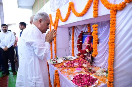 मुख्यमंत्री बघेल ने अरूण चंद्राकर की माता स्वर्गीय अम्बा देवी चंद्राकर को अर्पित की श्रद्धांजलि