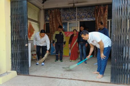 महापौर एवं आयुक्त ने श्रीराम मंदिर व दुर्गामाता मंदिर में लगाया झाडु और पोछा