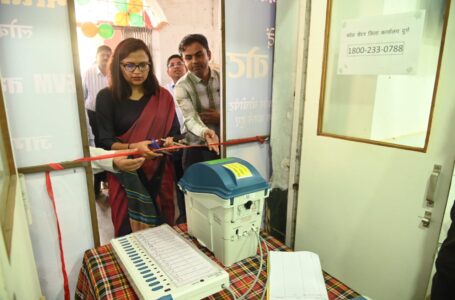 कलेक्टर ने कलेक्ट्रेट परिसर में ईवीएम प्रदर्शनी केंद्र का किया शुभारंभ