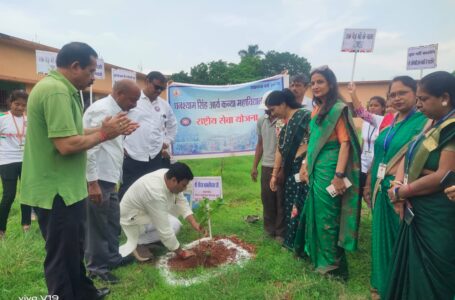 महापौर धीरज बाकलीवाल ने शिक्षा समिति के सदस्यों के संग घनश्याम सिंह आर्य कन्या महाविद्यालय में  फलदार पौधे का वृक्षारोपण किया