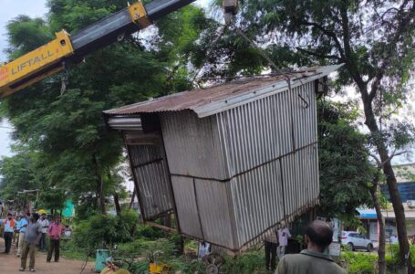 सड़क पर अतिक्रमण, ठेले-गुमटी को जेसीबी से हटाया,दोबरा सड़क क्षेत्र में गुमटी लगाने पर दी जब्त की चेतावनी